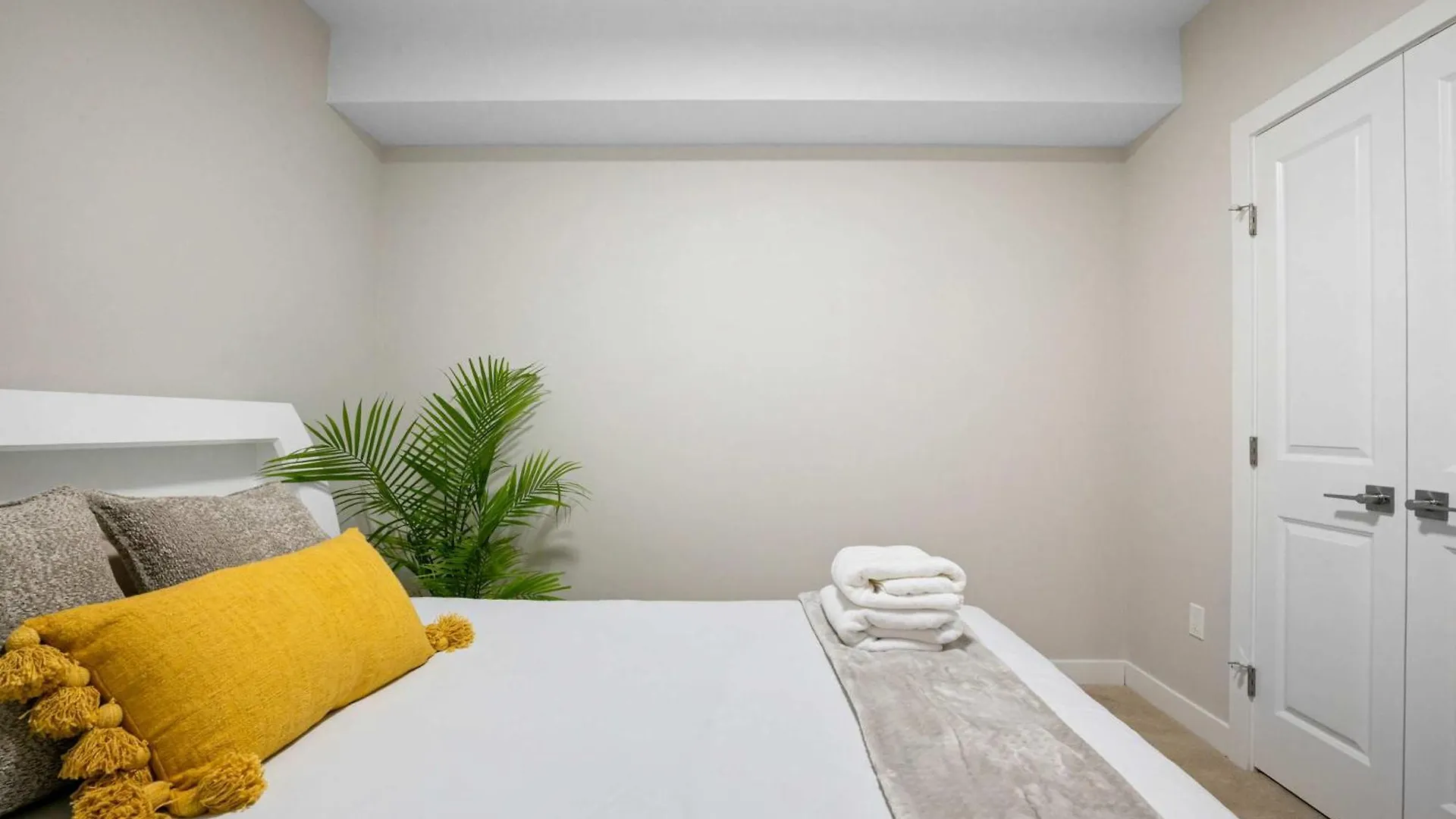Brand New! 2Br Private Suite - Free Banff Pass, Netflix, Parking! Near Shopping & Airport! YYC 펜션