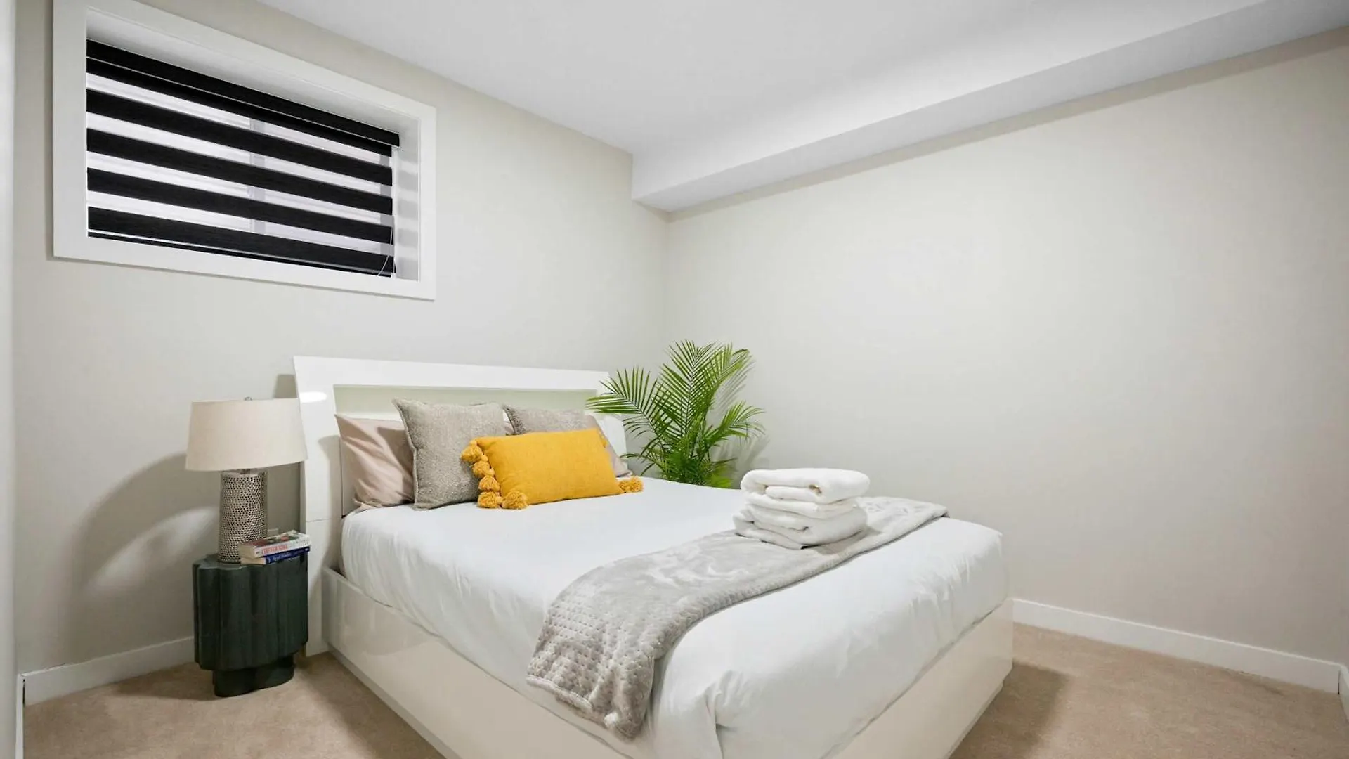 Brand New! 2Br Private Suite - Free Banff Pass, Netflix, Parking! Near Shopping & Airport! YYC 펜션