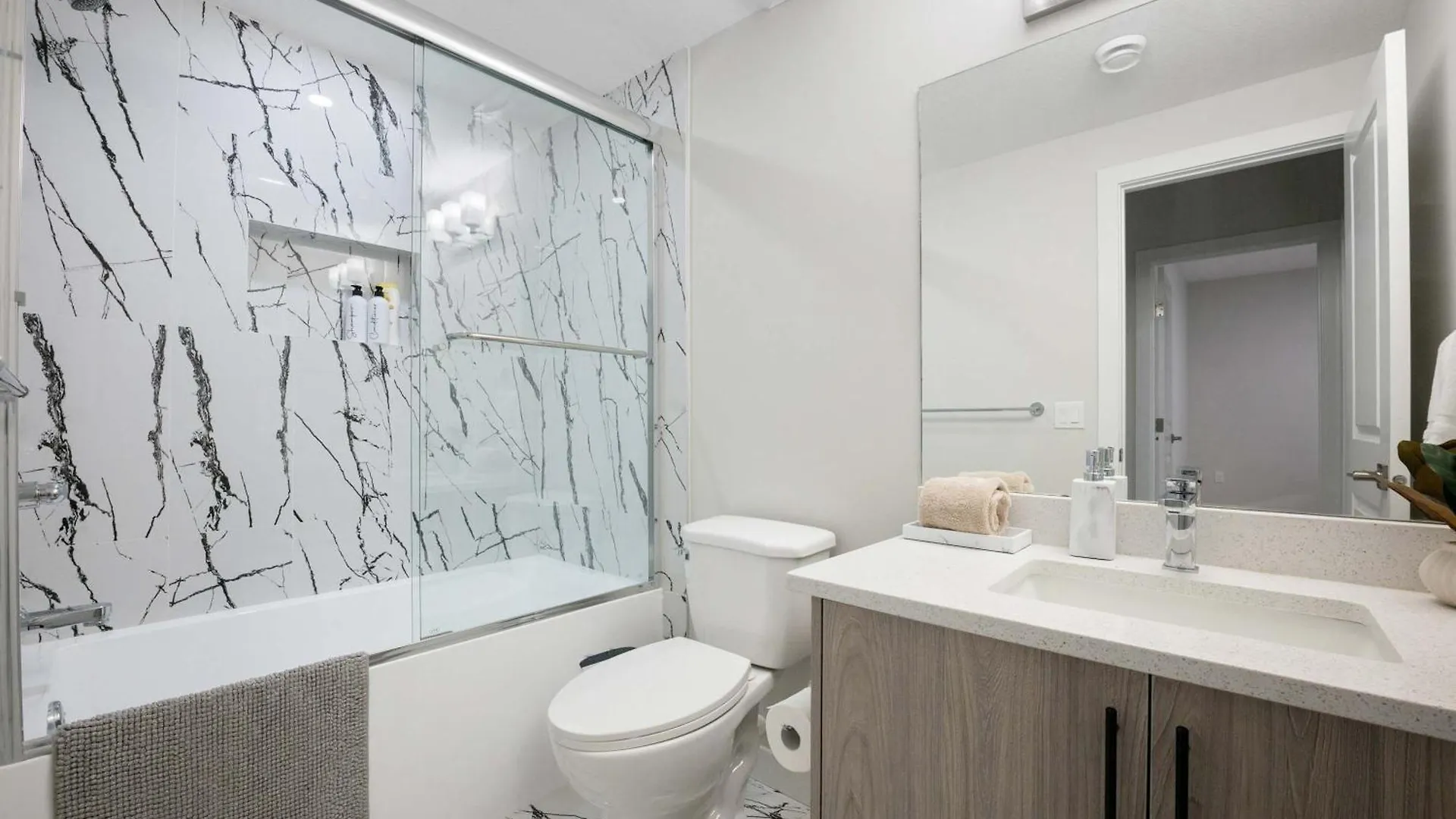Brand New! 2Br Private Suite - Free Banff Pass, Netflix, Parking! Near Shopping & Airport! YYC 캐나다