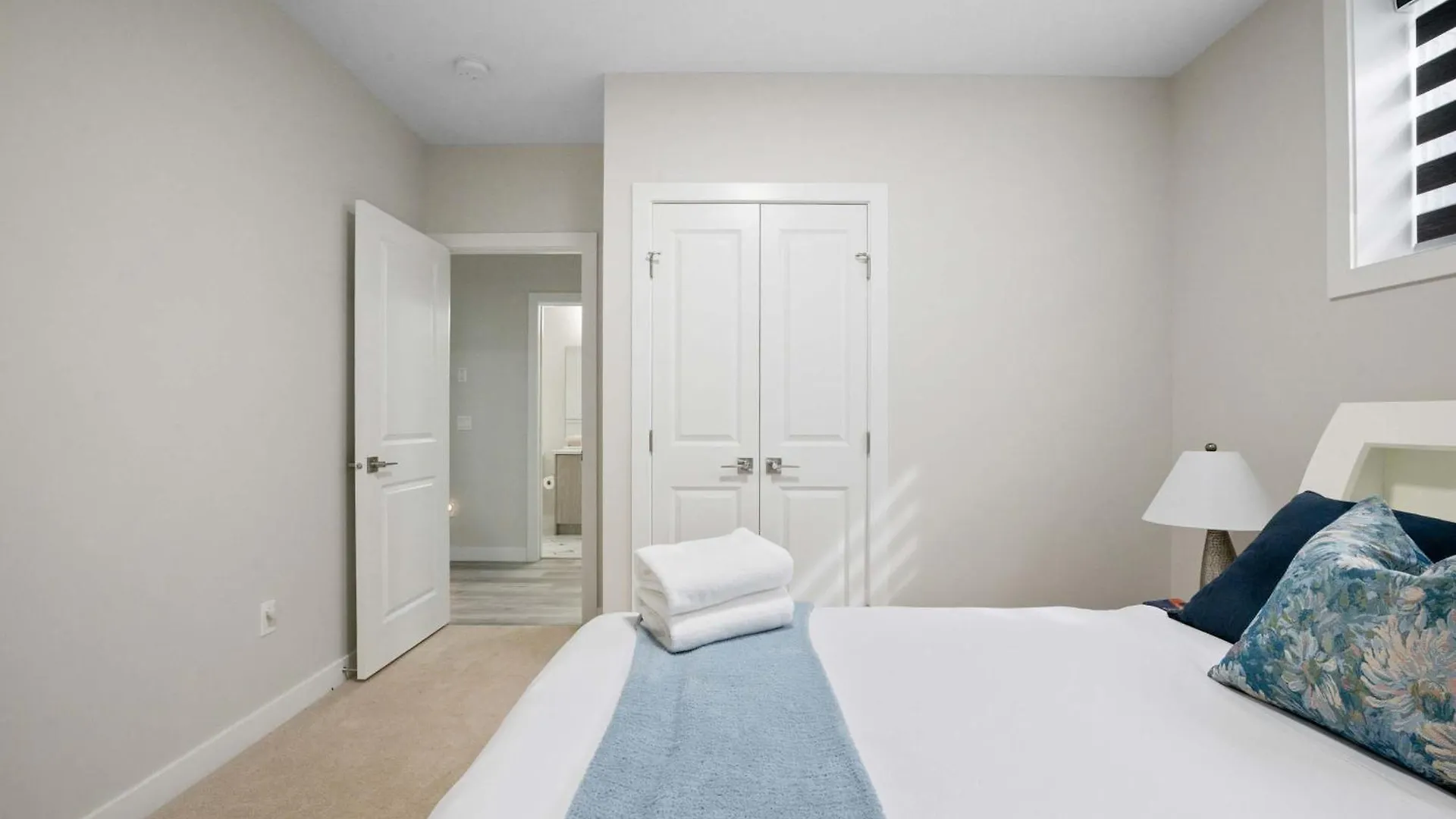 Brand New! 2Br Private Suite - Free Banff Pass, Netflix, Parking! Near Shopping & Airport! Calgary