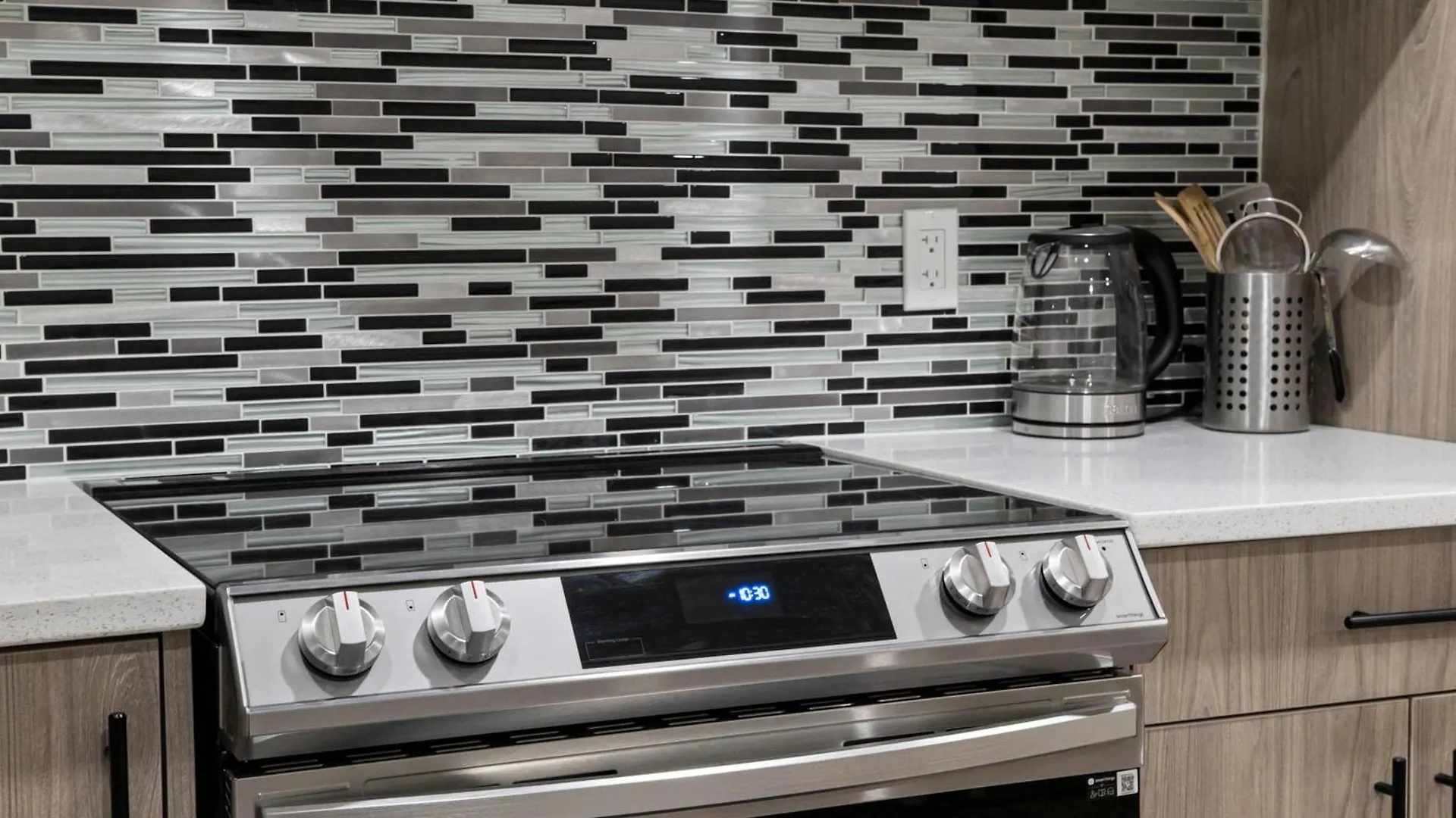 Brand New! 2Br Private Suite - Free Banff Pass, Netflix, Parking! Near Shopping & Airport! Calgary 0*,