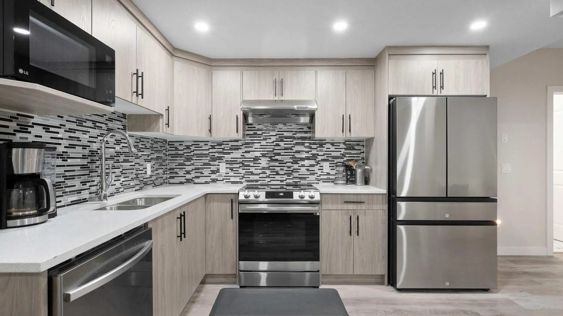 Brand New! 2Br Private Suite - Free Banff Pass, Netflix, Parking! Near Shopping & Airport! Calgary Canada